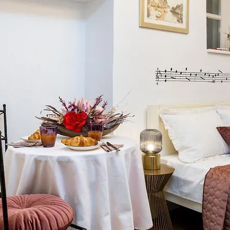 Music Hideout Old Town Apartment *
